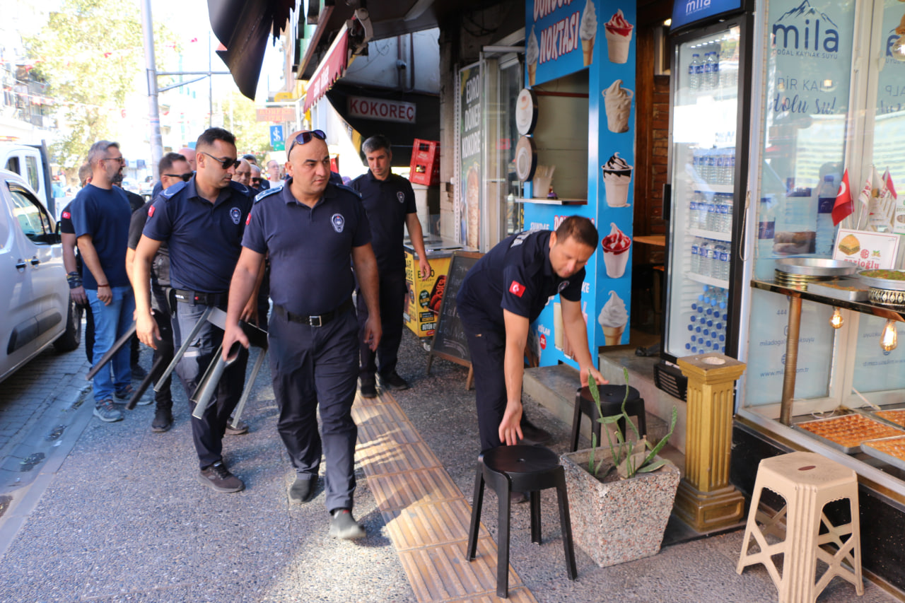 Edremit’te kaldırım işgallerine zabıta denetimi Edremit’te kaldırım işgallerine zabıta denetimi