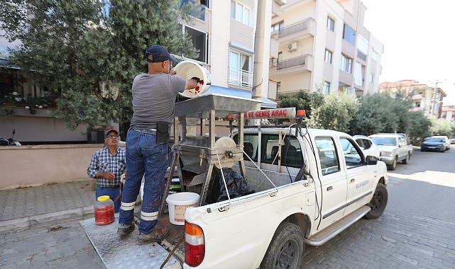 Efes Selçuk'ta Salçalar Ailece Hazırlanıyor, Belediye Makine ile Destek Oluyor Efes Selçuk'ta Salçalar Ailece Hazırlanıyor, Belediye Makine ile Destek Oluyor