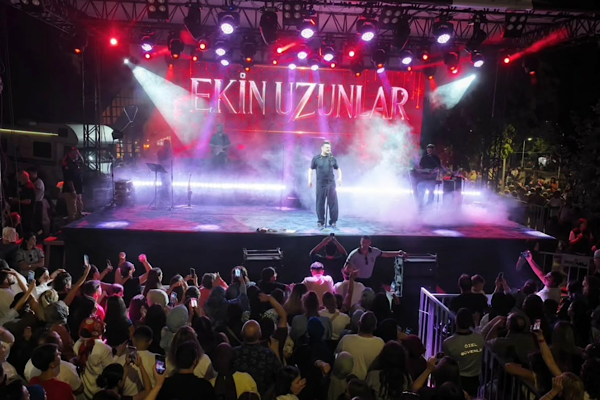 Ekin Uzunlar, Değirmendere Fındık Festivali'nde sahne aldı Ekin Uzunlar, Değirmendere Fındık Festivali'nde sahne aldı