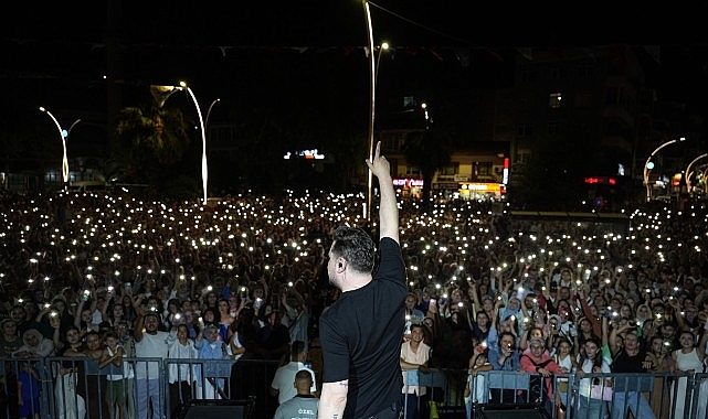 Ekin Uzunlar, Kocaeli'yi Karadeniz ezgileriyle coşturdu Ekin Uzunlar, Kocaeli'yi Karadeniz ezgileriyle coşturdu