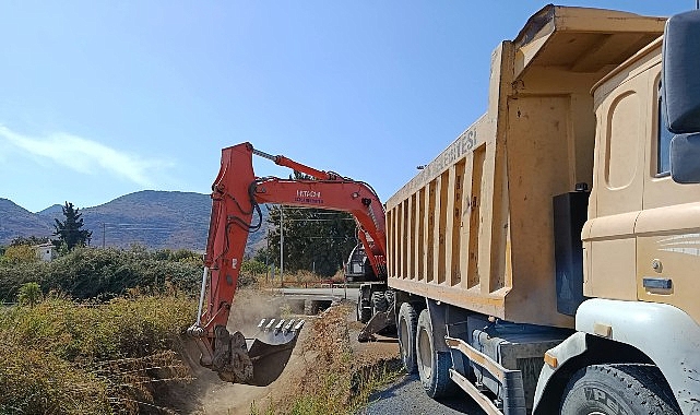 Ekipler yağmura karşı sahada Ekipler yağmura karşı sahada