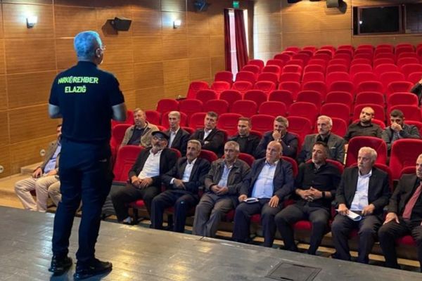 Elazığ'da Muhtarlara Uyuşturucuyla Mücadele Bilgilendirme Toplantısı düzenlendi Elazığ'da Muhtarlara Uyuşturucuyla Mücadele Bilgilendirme Toplantısı düzenlendi