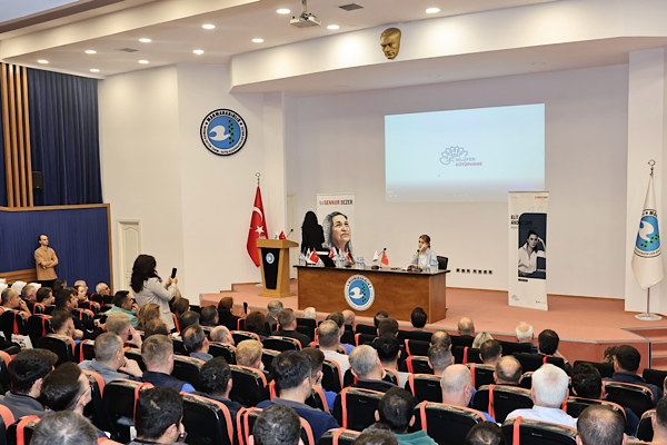 Elit Andaç Çam, Sennur Sezer’in şiirlerini fabrika işçileriyle buluşturdu Elit Andaç Çam, Sennur Sezer’in şiirlerini fabrika işçileriyle buluşturdu