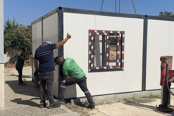 Erdemli Belediyesi, ürettiği konteyner derslikleri okula teslim etti Erdemli Belediyesi, ürettiği konteyner derslikleri okula teslim etti