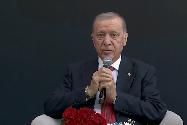 Erdoğan: Gençlerle kucaklaşmaya, gençlerle yoldaşlık etmeye devam edeceğiz Erdoğan: Gençlerle kucaklaşmaya, gençlerle yoldaşlık etmeye devam edeceğiz