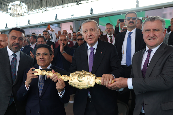Erdoğan, Yağlı Güreş Cumhurbaşkanlığı Kupası finalini izledi Erdoğan, Yağlı Güreş Cumhurbaşkanlığı Kupası finalini izledi