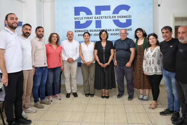Eş Başkan Sincar’dan 24 Temmuz’da gazetecilere ziyaret Eş Başkan Sincar’dan 24 Temmuz’da gazetecilere ziyaret