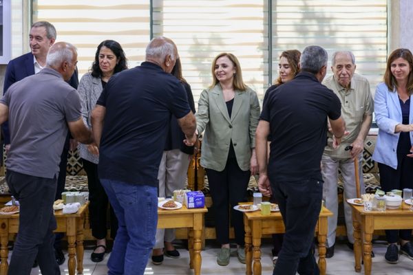 Eşbaşkan Bucak ve Bakırhan’dan Zana ailesine taziye ziyareti Eşbaşkan Bucak ve Bakırhan’dan Zana ailesine taziye ziyareti