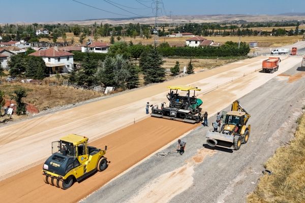 Eskişehir’de 100 Yıl Bulvarı’nda asfalt çalışması Eskişehir’de 100 Yıl Bulvarı’nda asfalt çalışması