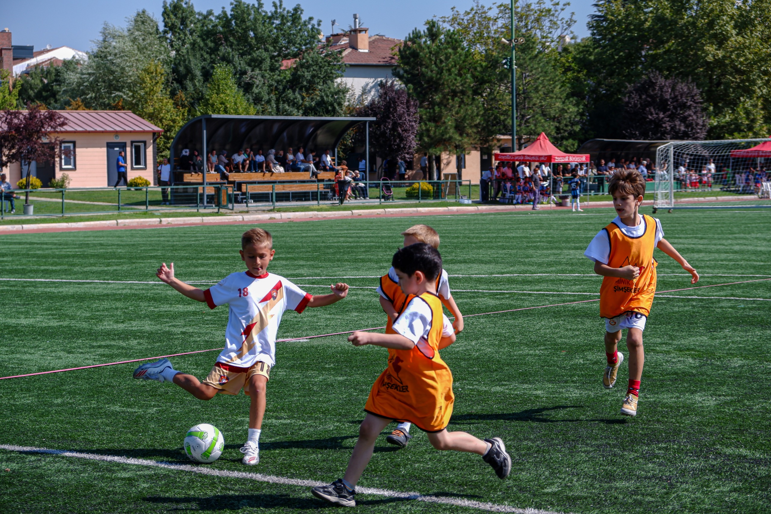 Eskişehir’de 30 Ağustos Zafer Bayramı Mini Minikler Futbol Şenliği başladı Eskişehir’de 30 Ağustos Zafer Bayramı Mini Minikler Futbol Şenliği başladı