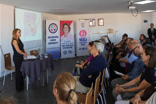 Eskişehir'de Alzheimer ve demans konusunda uzman söyleşisi düzenlendi Eskişehir'de Alzheimer ve demans konusunda uzman söyleşisi düzenlendi