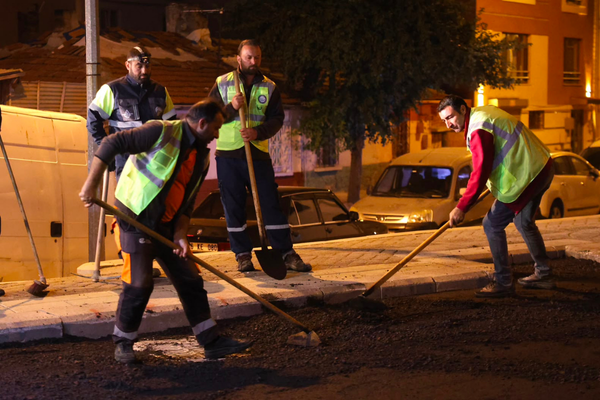 Eskişehir’de gece mesaisi: Cadde ve bulvarlar yenileniyor Eskişehir’de gece mesaisi: Cadde ve bulvarlar yenileniyor