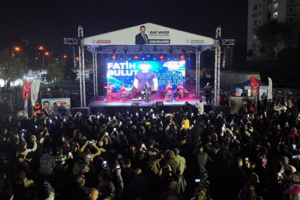 Fatih Bulut, Pamukkale’de binlerce kişiye konser verdi Fatih Bulut, Pamukkale’de binlerce kişiye konser verdi