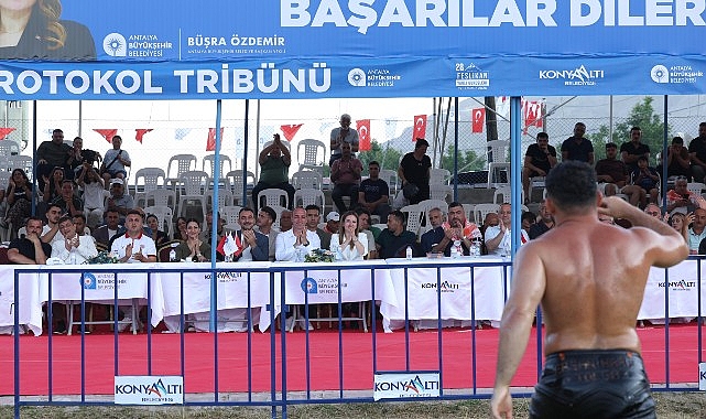 Feslikan Yağlı Pehlivan Güreşleri'ni Başpehlivan Erkan Taş kazandıf Feslikan Yağlı Pehlivan Güreşleri'ni Başpehlivan Erkan Taş kazandıf