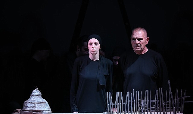 Festivalin beşinci gününde Gürcistanlı tiyatro grubu sahne aldı Festivalin beşinci gününde Gürcistanlı tiyatro grubu sahne aldı