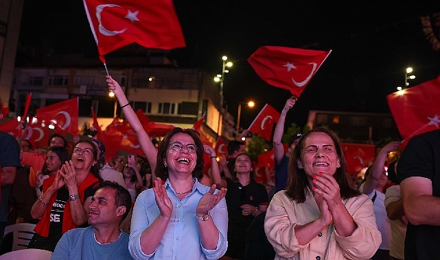 Filenin Sultanları'nın Avrupa Şampiyonluğu Maltepe'de Dev Ekranda Kutlandı Filenin Sultanları'nın Avrupa Şampiyonluğu Maltepe'de Dev Ekranda Kutlandı