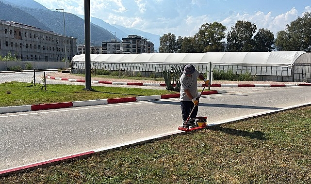 Finike'de yollar yenileniyor bordürler boyanıyor Finike'de yollar yenileniyor bordürler boyanıyor