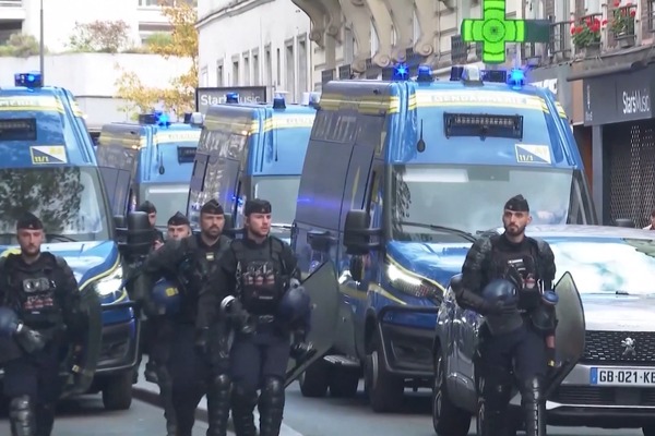 Fransa'daki protestolarda bin kişi gözaltına alındı Fransa'daki protestolarda bin kişi gözaltına alındı