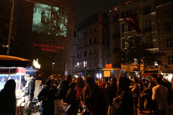 Galata Kulesi, Cumhuriyet’in 103’üncü yıl dönümünde Atatürk’ün fotoğraflarıyla aydınlandı Galata Kulesi, Cumhuriyet’in 103’üncü yıl dönümünde Atatürk’ün fotoğraflarıyla aydınlandı