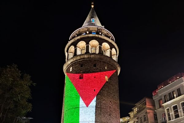 Galata Kulesi Filistin bayrağıyla aydınlatıldı Galata Kulesi Filistin bayrağıyla aydınlatıldı