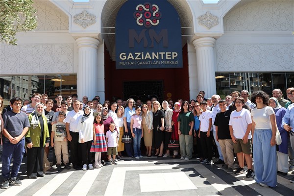 Gaziantep'te YKS ve LGS'de dereceye giren öğrenciler ödüllendirildi Gaziantep'te YKS ve LGS'de dereceye giren öğrenciler ödüllendirildi