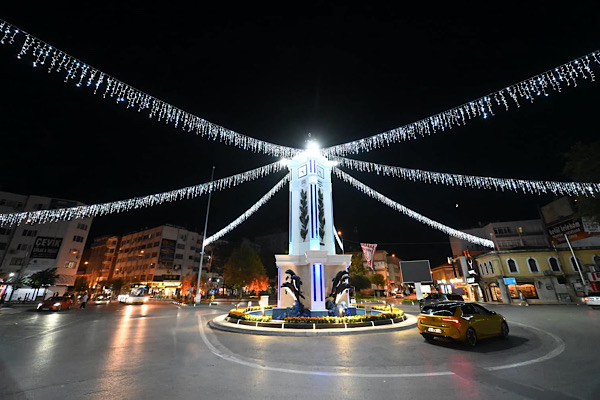Gemlik Meydanı ışıl ışıl bir görünüm kazandı Gemlik Meydanı ışıl ışıl bir görünüm kazandı