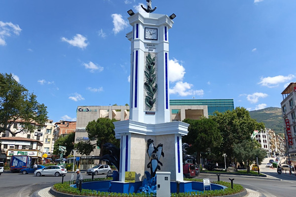 Gemlik Saat Kulesi çevresinde düzenleme çalışmaları başlatıldı Gemlik Saat Kulesi çevresinde düzenleme çalışmaları başlatıldı