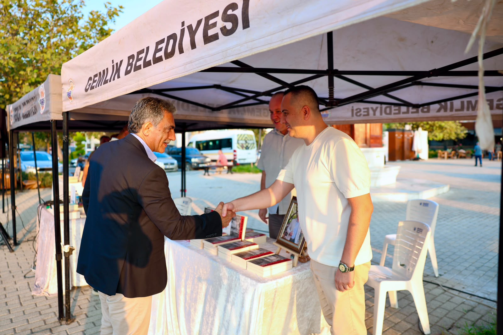 Gemlikli yazarlar okurlarıyla buluştu Gemlikli yazarlar okurlarıyla buluştu