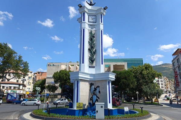 Gemlik’te Saat Kulesi ve havuz çevresinde yenileme çalışmaları sürüyor Gemlik’te Saat Kulesi ve havuz çevresinde yenileme çalışmaları sürüyor