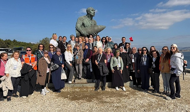 Gençler Cumhuriyet'in izinde yürüdü, kadınlar Çanakkale'yi keşfetti Gençler Cumhuriyet'in izinde yürüdü, kadınlar Çanakkale'yi keşfetti