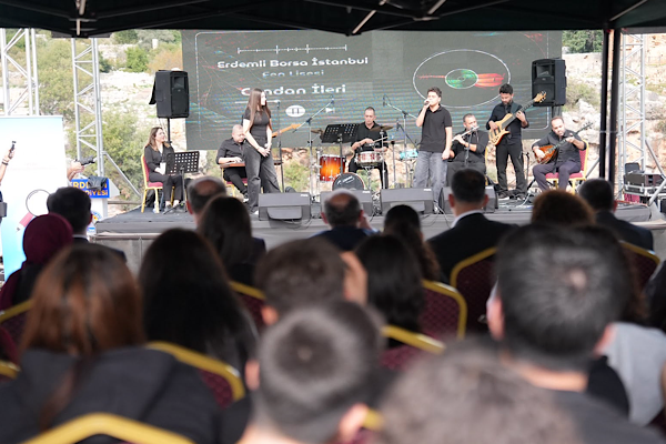 Gençler türküleri Kanlıdivane Ören Yeri’nde seslendirdi Gençler türküleri Kanlıdivane Ören Yeri’nde seslendirdi