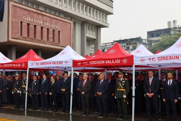 Giresun’da 29 Ekim Cumhuriyet Bayramı kutlamaları çelenk töreniyle başladı Giresun’da 29 Ekim Cumhuriyet Bayramı kutlamaları çelenk töreniyle başladı
