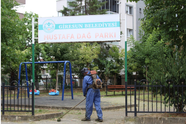 Giresun'da park ve bahçelerde temizlik çalışmaları sürüyor Giresun'da park ve bahçelerde temizlik çalışmaları sürüyor