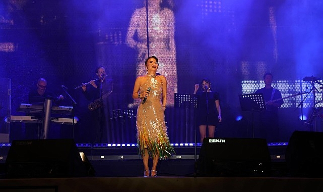 Göksel'den Aliağa'da unutulmaz konser Göksel'den Aliağa'da unutulmaz konser
