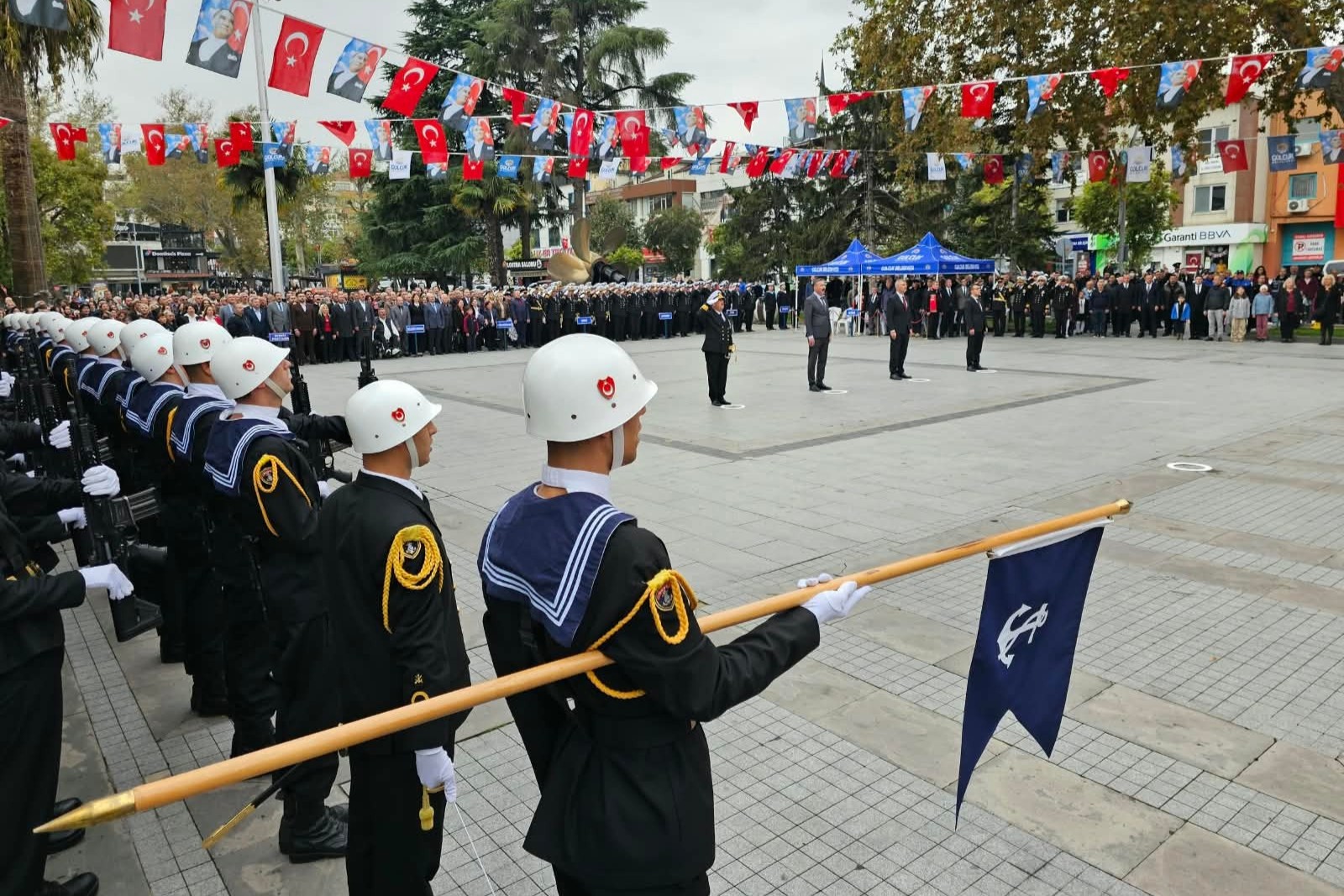 Gölcük'te Cumhuriyet kutlamaları çelenk sunma töreniyle başladı Gölcük'te Cumhuriyet kutlamaları çelenk sunma töreniyle başladı