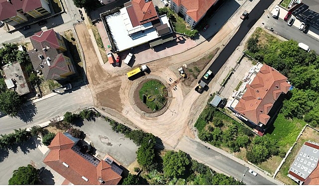 Gölcük'te Ergenekon Caddesi kavşağı yenileniyor Gölcük'te Ergenekon Caddesi kavşağı yenileniyor