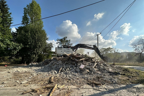 Gölcük’te iki metruk bina daha yıkıldı Gölcük’te iki metruk bina daha yıkıldı