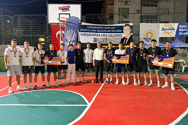 Gölcük’te Sokak Basketbolu Turnuvası final maçlarıyla tamamlandı
Gölcük’te Sokak Basketbolu Turnuvası final maçlarıyla tamamlandı