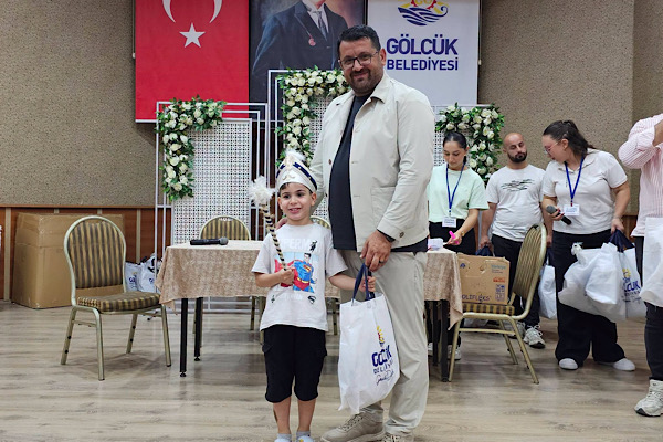 Gölcük’te Sünnet Şöleni öncesi çocuklara kıyafet dağıtıldı Gölcük’te Sünnet Şöleni öncesi çocuklara kıyafet dağıtıldı