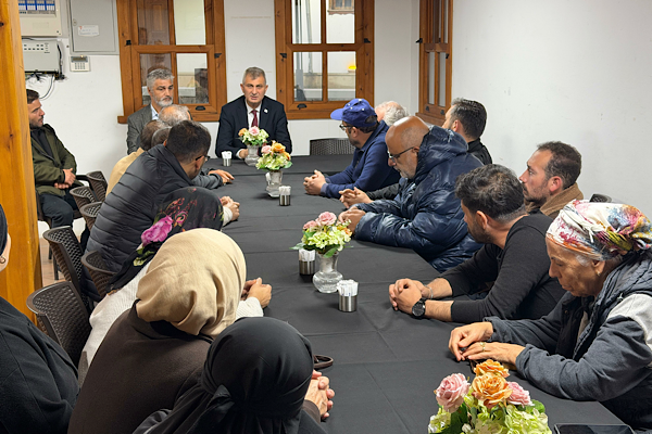 Gölcük’te toprak kayması riski nedeniyle tahliye edilen site sakinleri misafir ediliyor Gölcük’te toprak kayması riski nedeniyle tahliye edilen site sakinleri misafir ediliyor
