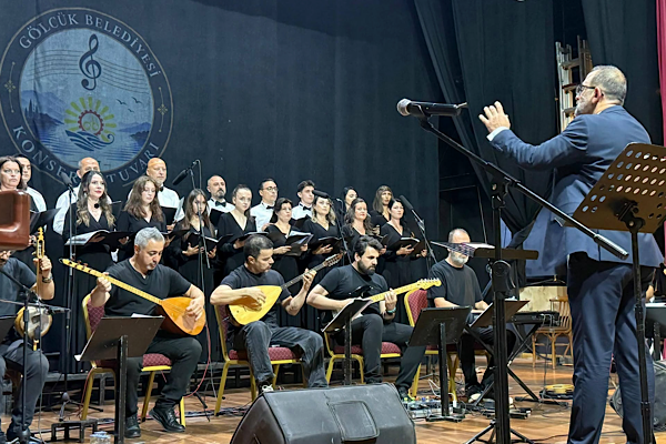 Gölcük’te Türk Halk Müziği Korosu, ilk konserini gerçekleştirdi Gölcük’te Türk Halk Müziği Korosu, ilk konserini gerçekleştirdi