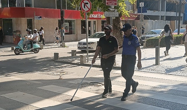 Görme engelli vatandaşa zabıtadan destek eli Görme engelli vatandaşa zabıtadan destek eli