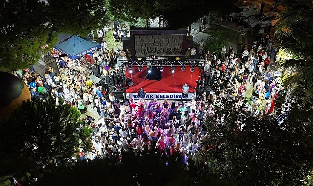 Güzelyalı'da nostalji rüzgarı esti: 80'ler 90'lar Şenliği unutulmaz anlara sahne oldu Güzelyalı'da nostalji rüzgarı esti: 80'ler 90'lar Şenliği unutulmaz anlara sahne oldu