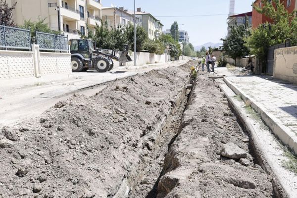 Halilağa Mahallesi’nde içme suyu hattı yenileniyor Halilağa Mahallesi’nde içme suyu hattı yenileniyor
