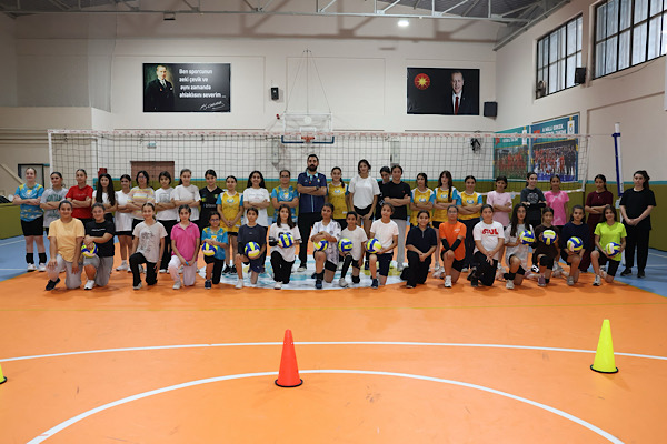Haliliye’de çocuk ve gençlere yönelik voleybol kursları sürüyor
Haliliye’de çocuk ve gençlere yönelik voleybol kursları sürüyor