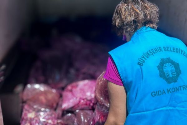 Halk sağlığını tehdit eden 3 ton sakatata el konuldu Halk sağlığını tehdit eden 3 ton sakatata el konuldu