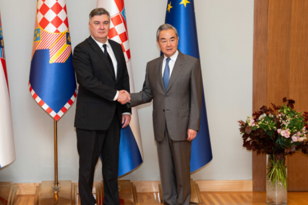 Hırvatistan Cumhurbaşkanı Milanovic, Wang Yi ile görüştü Hırvatistan Cumhurbaşkanı Milanovic, Wang Yi ile görüştü