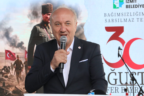 Hürriyet’in 30 Ağustos mesajı İzmitlilerle paylaşıldı Hürriyet’in 30 Ağustos mesajı İzmitlilerle paylaşıldı