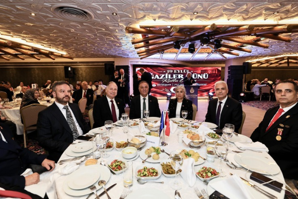 İBB Başkanvekili Aslan, şehit yakınları ve gazilerle bir araya geldi İBB Başkanvekili Aslan, şehit yakınları ve gazilerle bir araya geldi