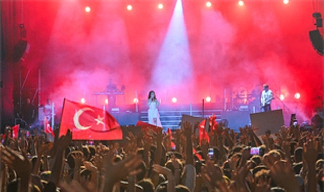 İEF 95'inci yılında da İzmir'in kalbi oldu İEF 95'inci yılında da İzmir'in kalbi oldu